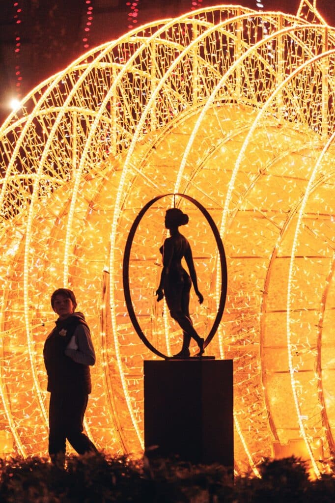 Sculpture silhouette devant décor lumineux orange