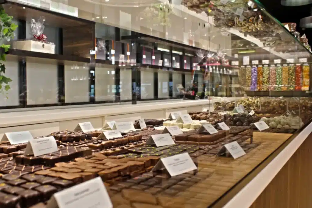 Sélection de chocolats en vitrine de boutique.