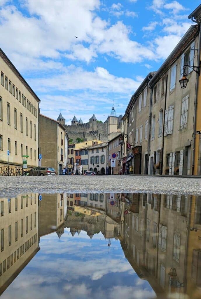 Rue avec reflet de la cité médiévale.