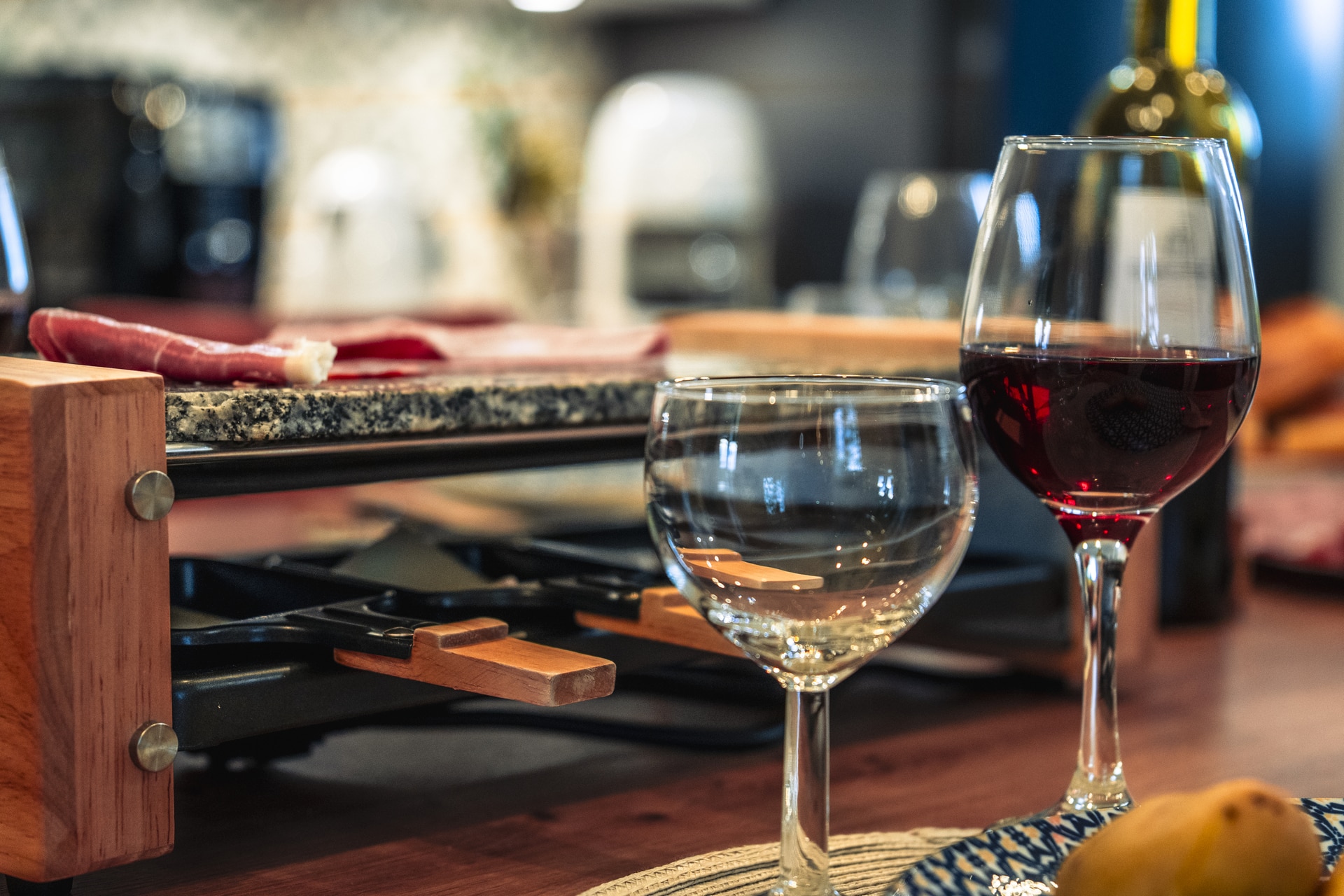 Raclette avec verres de vin rouge et blanc