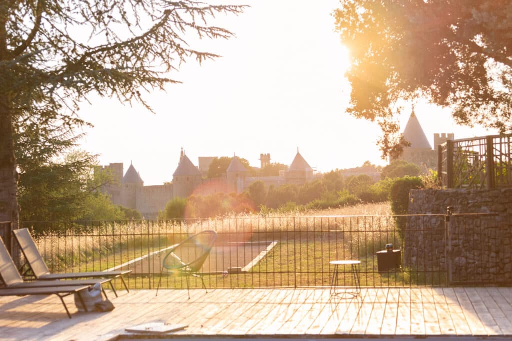 Coucher de soleil sur forteresse et jardin.
