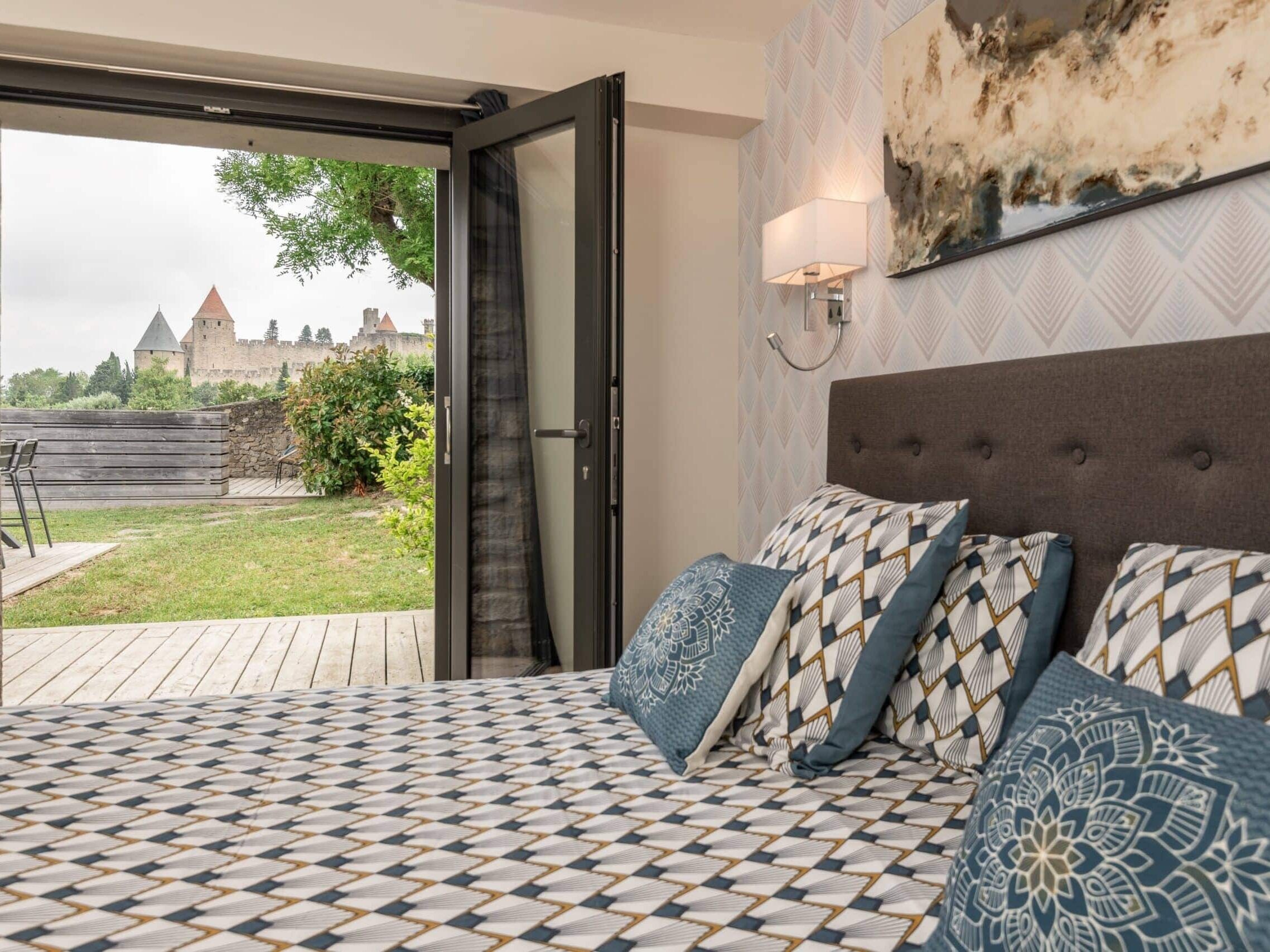 Chambre avec vue sur la citadelle historique.