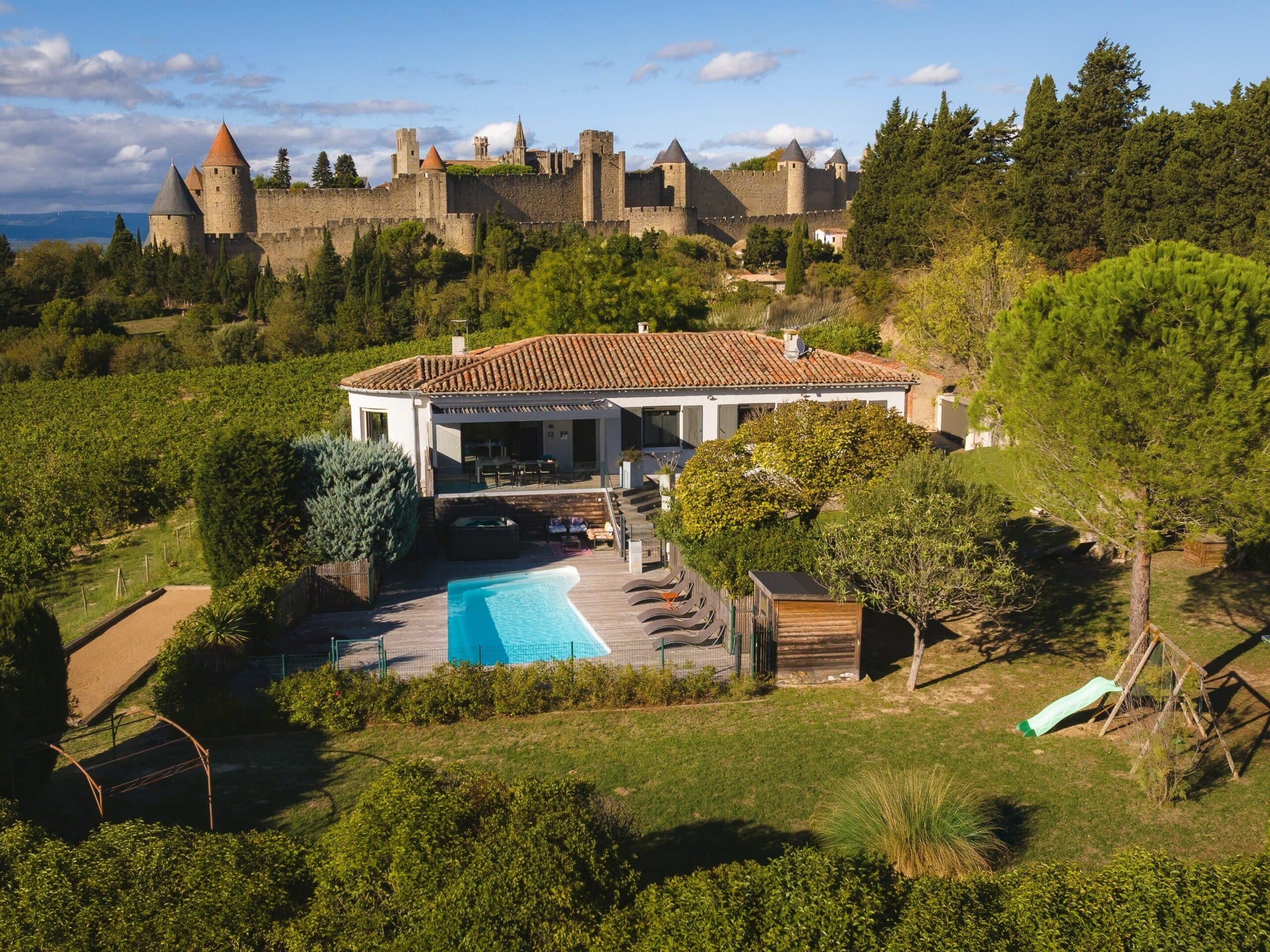 L'Écrin Cœur de vignes avec piscine près des remparts de Carcassonne.