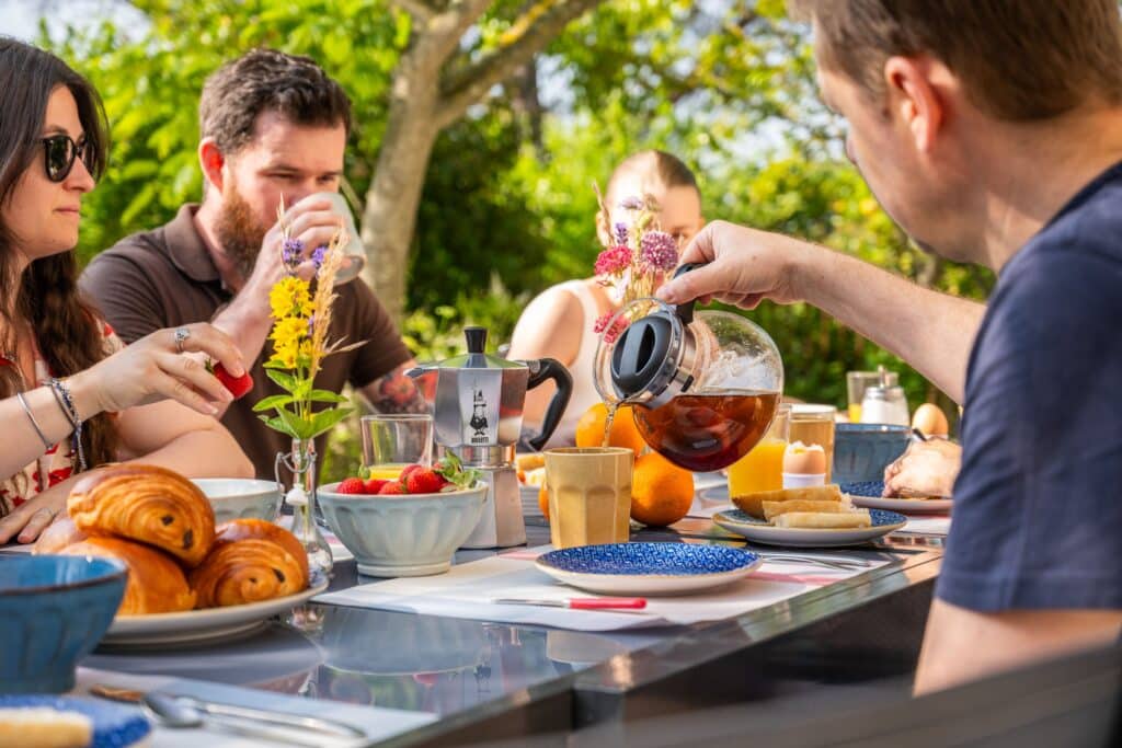 Petit déjeuner convivial en plein air avec amis.