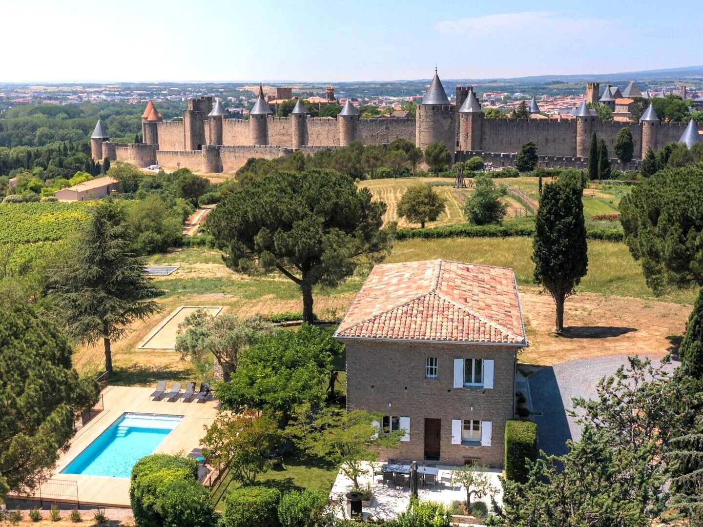 Villa Grand Panorama et cité médiévale à Carcassonne, France.
