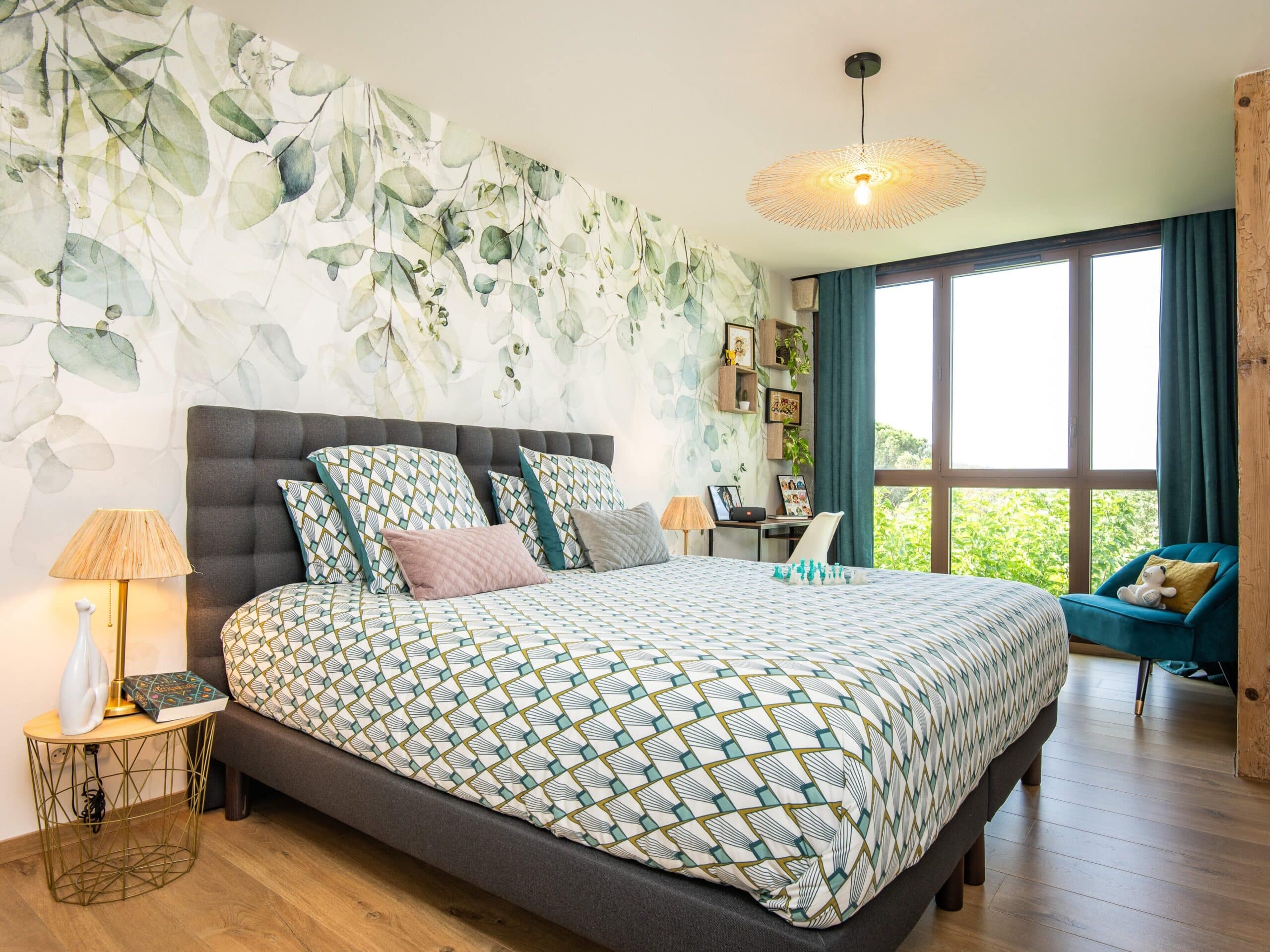 Chambre lumineuse avec déco moderne et lit double.