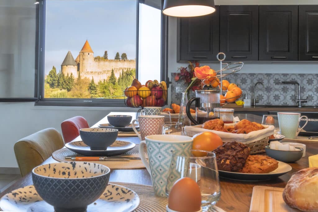 Petit-déjeuner avec vue sur château médiéval.