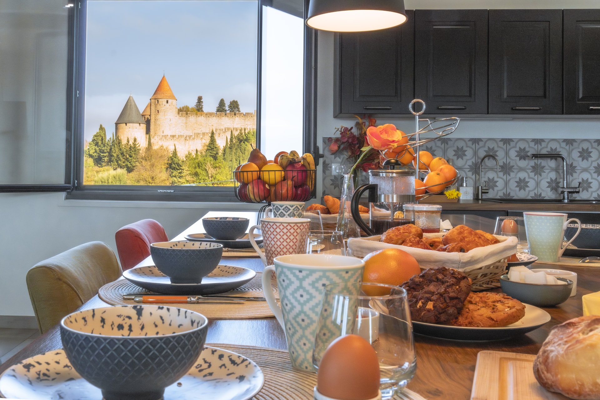 Petit-déjeuner avec vue sur château médiéval.