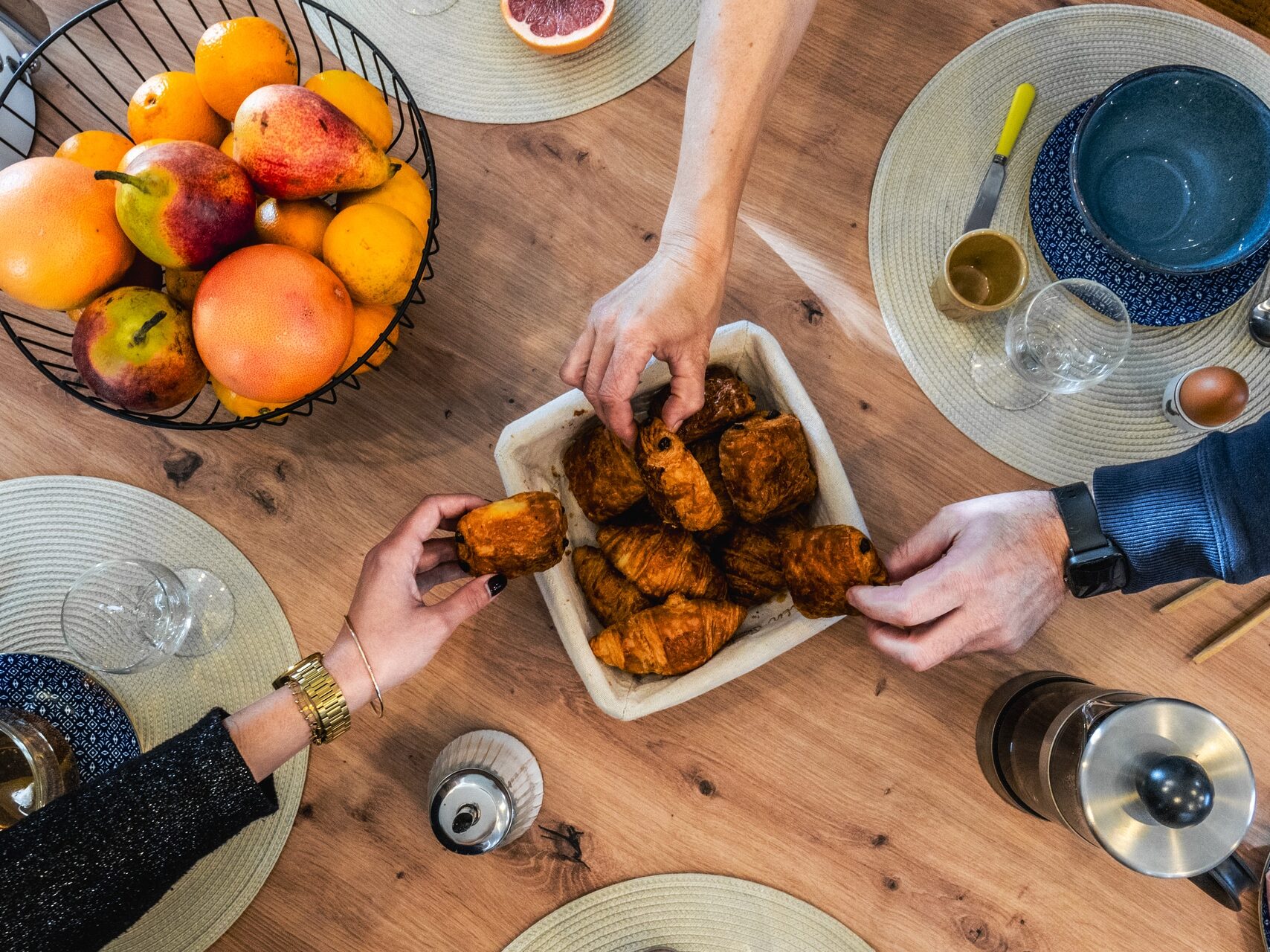 Petit déjeuner avec croissants et fruits frais.