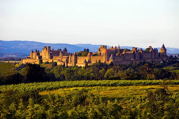Cité médiévale de Carcassonne au coucher du soleil.