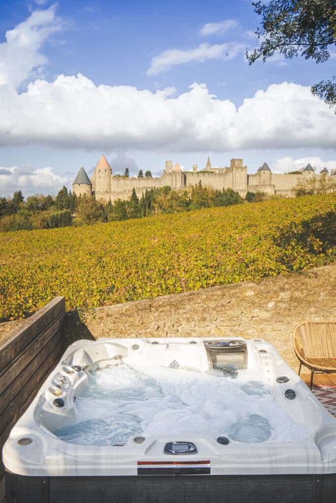 Vue sur la Cité de Carcassonne depuis le jacuzzi de l’Écrin Cœur de Vignes