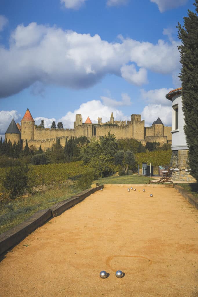 Cité de Carcassonne vue du terrain de pétanque de l’Écrin Cœur de Vignes