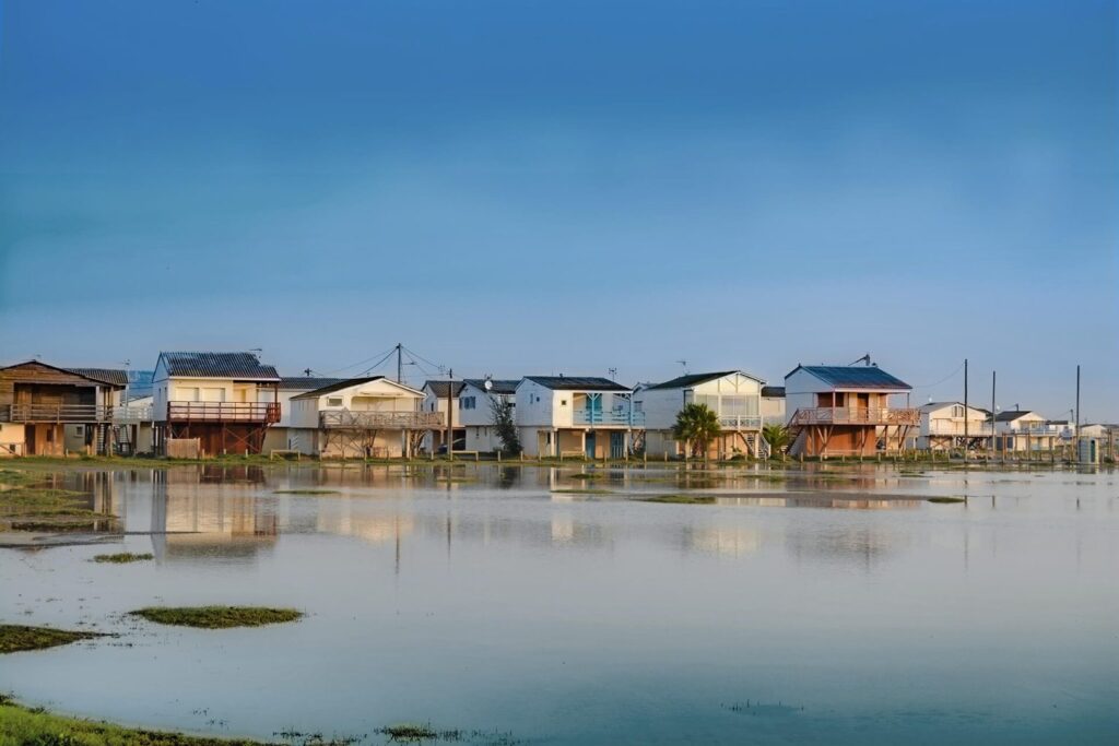 Maisons sur pilotis près d'un plan d'eau.
