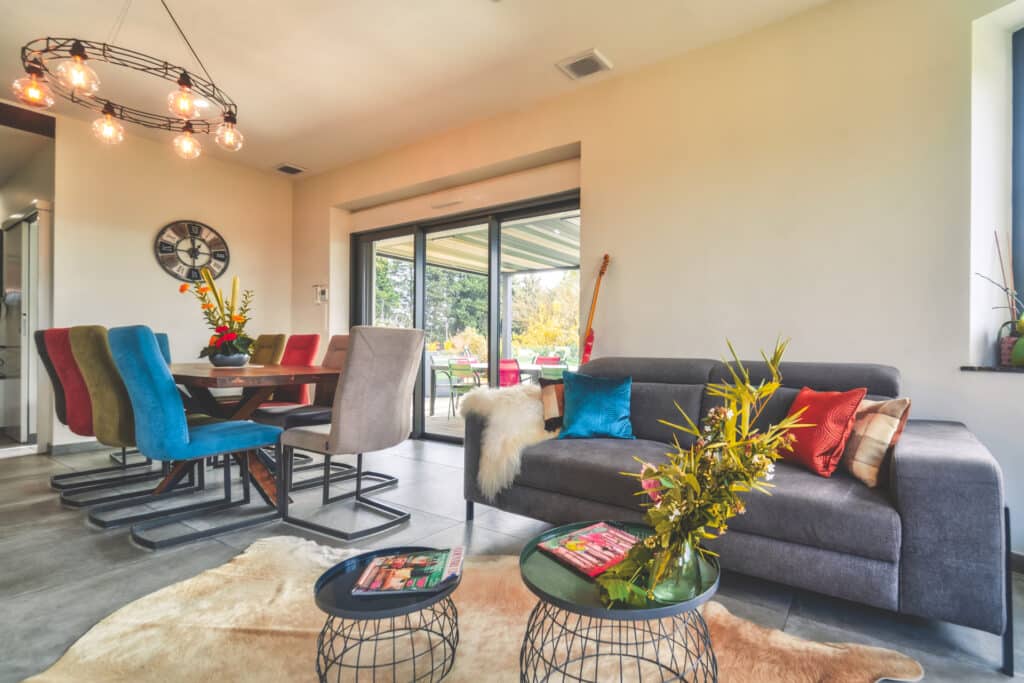 Salon moderne coloré avec table et canapé