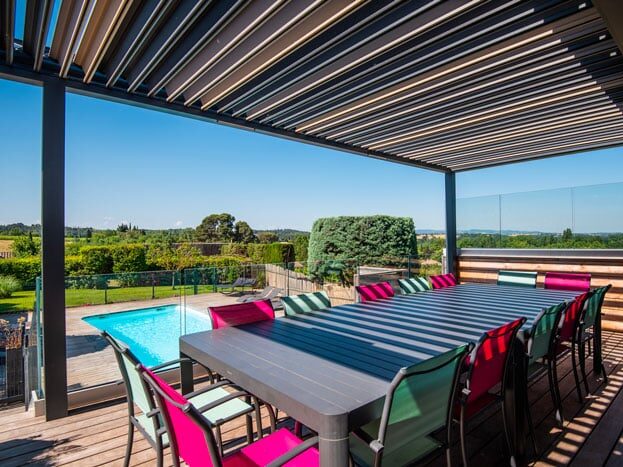 Terrasse moderne avec piscine, vue panoramique.