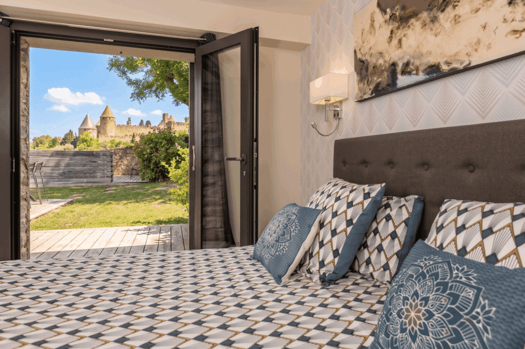 Chambre avec vue sur forteresse médiévale.